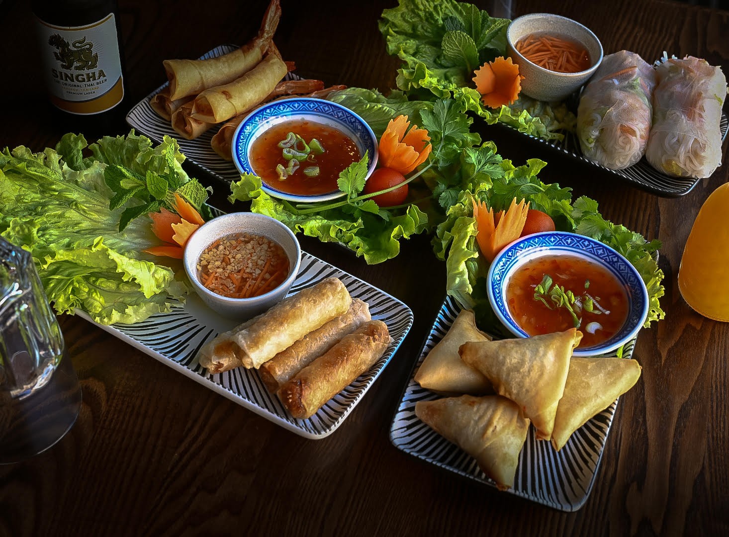Plateau de nems et de samoussas avec de la salade
